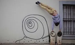 Gimnasta urbano realizando acrobacias en las calles de Vilnius