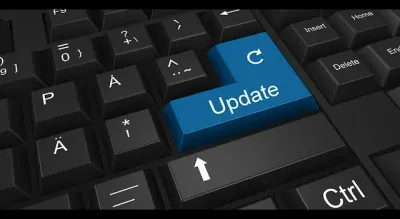 Terminal mostrando actualizaciones automáticas de Arch Linux