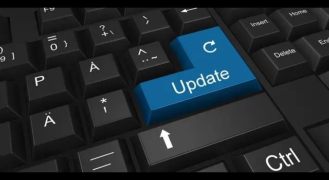 Terminal mostrando actualizaciones automáticas de Arch Linux