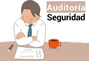 Lupa analizando código con checklist de seguridad