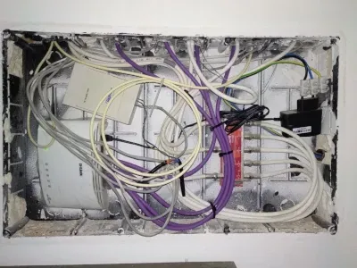 Caja de distribución de señal de antena, telefonía y datos Caja de distribución de señales