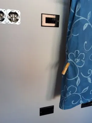 Embellecedores pasacables instalados Embellecedores colocados