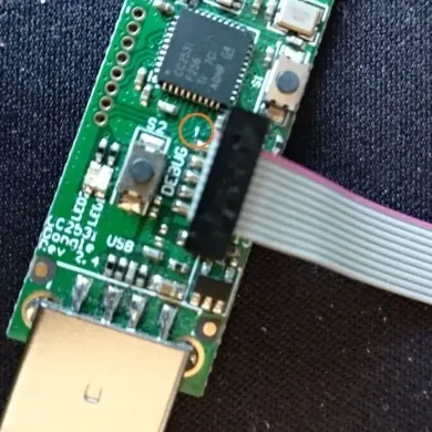 Pin 1 del dongle, hilo rojo Pin 1 del dongle con hilo rojo